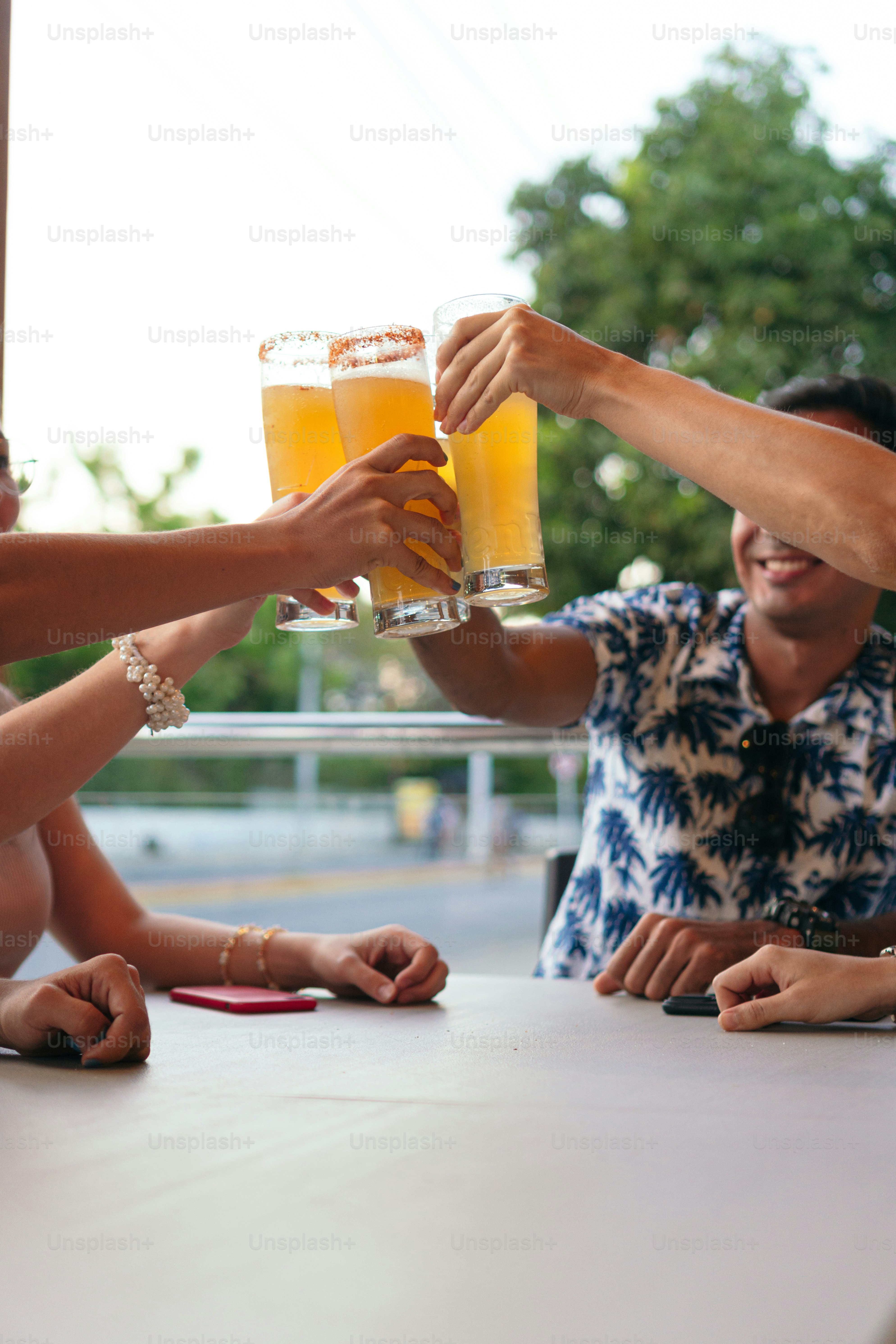 De jeunes amis boivent de la bière et discutent dans un bar photo ...