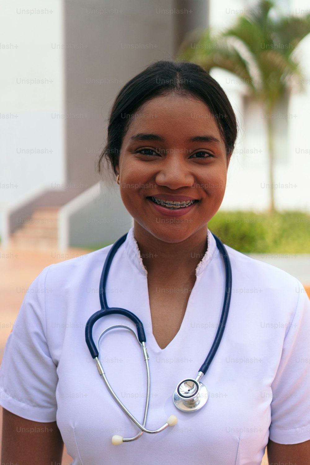 Ritratto di infermiera sorridente all'ospedale