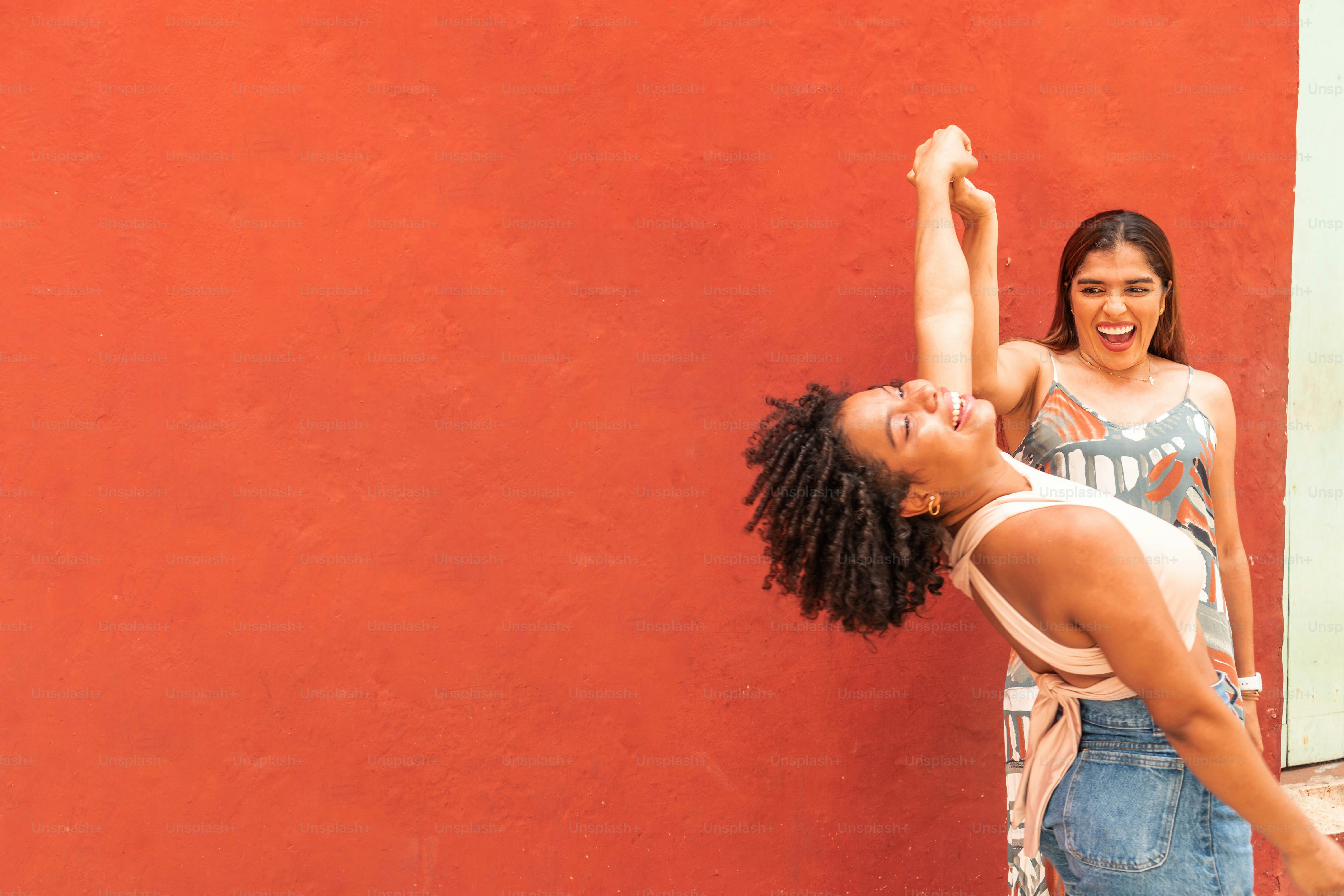 Zwei beste Freunde treffen sich auf der Straße
