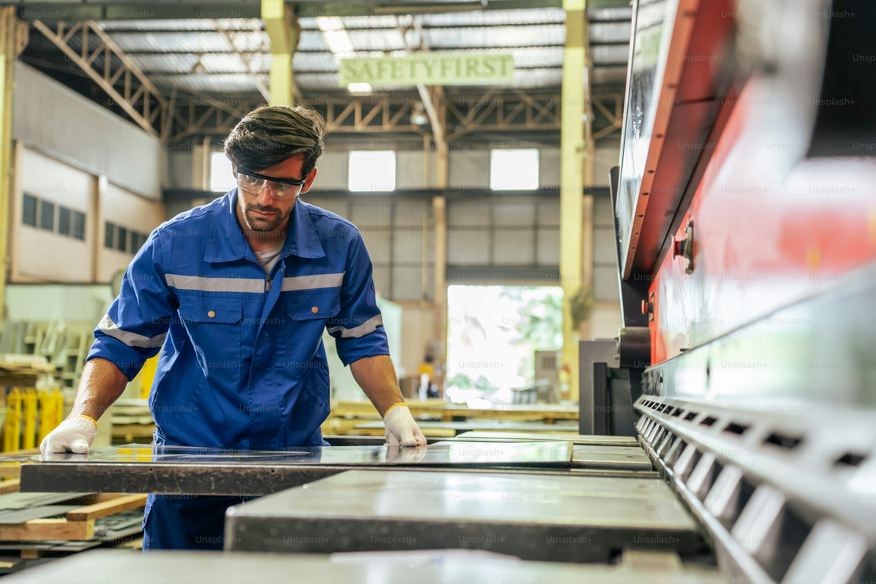 Trabalhador na sua rotina de trabalho, executando suas atribuições em uma industria , utilizanod EPIs para diminuição dos riscos ocupacionais