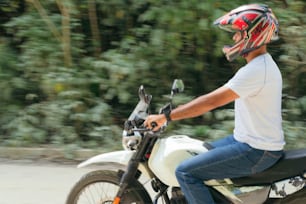 Retrato de um motociclista masculino com capacete