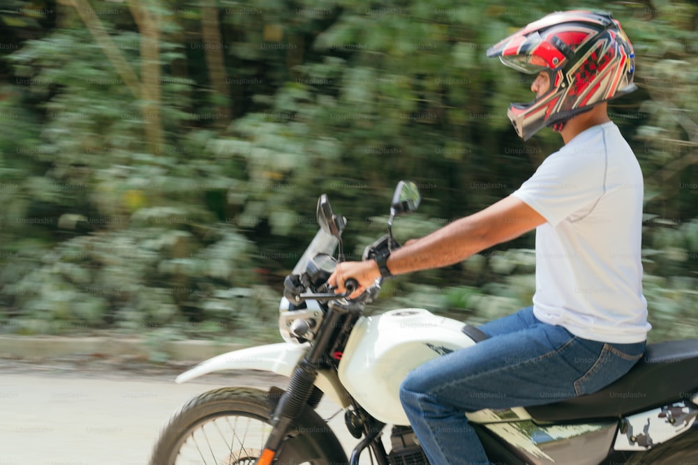 Ritratto di un motociclista maschio con casco