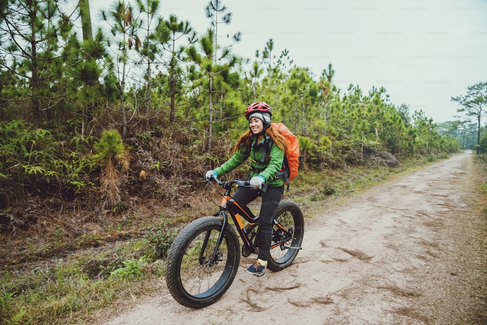 アジアの女性旅行写真自然。旅行、リラックス、自転車に乗る、野生の荒野。タイ