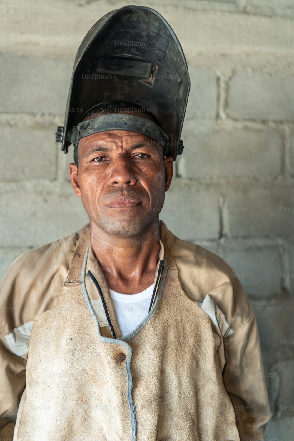 Retrato De Soldador Trabajando En El Taller