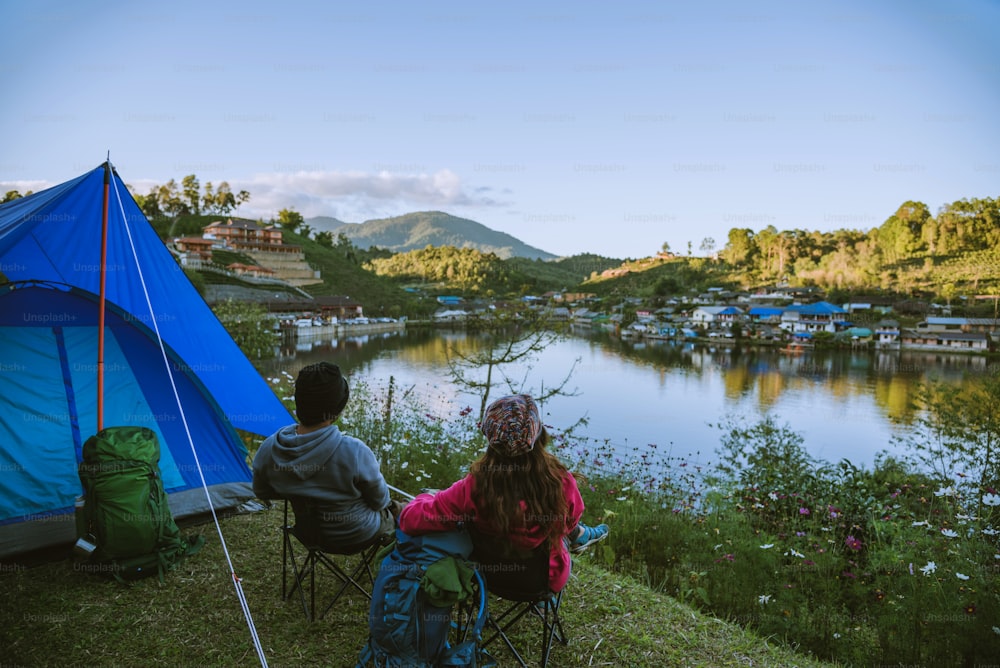Coppia asiatica Campeggi in montagna in villaggi rurali, vicino al lago, idee di viaggio, campeggio, relax holidays.in Thailandia