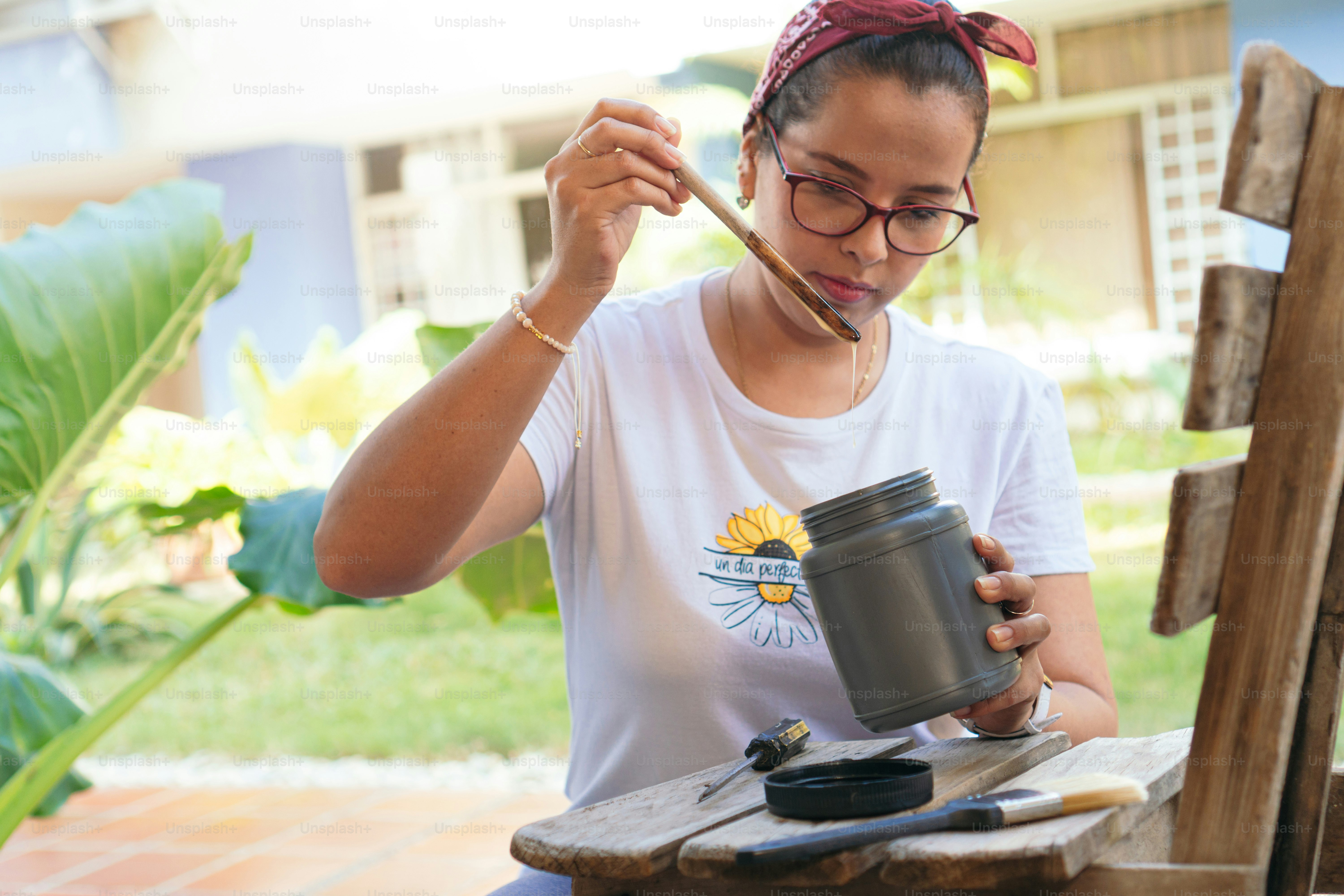 作業前に塗装の流れを確認する女性