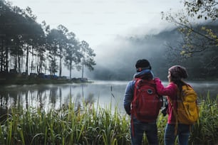 Le coppie che amano viaggiare, scattano foto Splendida natura al lago Pang ung e alla pineta di Mae Hong Son in Thailandia.
