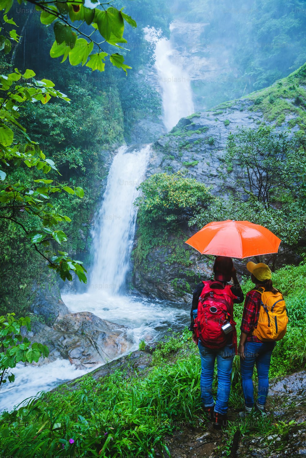 L'amante dell'uomo asiatico e le donne asiatiche viaggiano nella natura Viaggia la cascata più alta della stagione delle piogge della cascata di Chiangmai Mae-pan a Doi intanon.
