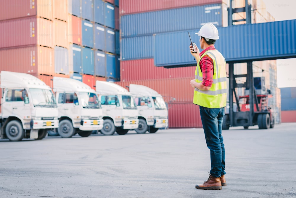 Capataz asiático control de carga Caja de contenedores para logística de importación y exportación en muelle