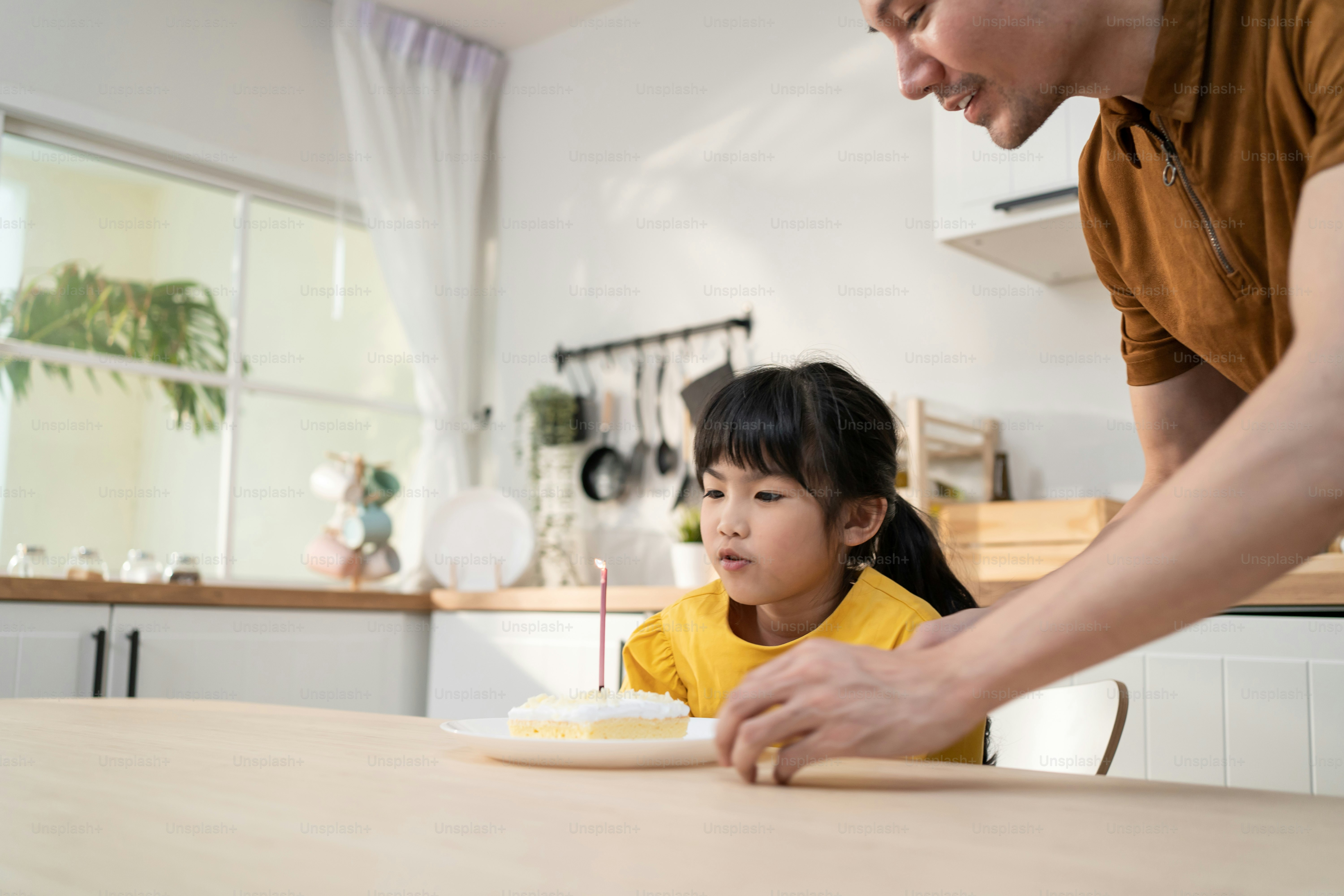 A menina está muito feliz por ter irmã. Amante irmã abraçando a menina  bonito mostrando apoio cuidado do amor. Relações calorosas sinceras.  Conceito de família feliz, adoção, irmã adotiva . — Foto ©, image size:3000x2000