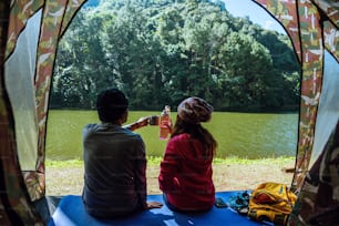 부부는 태국 Pang Oung Lake Mae Hong Son의 호수 옆 소나무 숲에서 캠핑 텐트를 여행합니다.