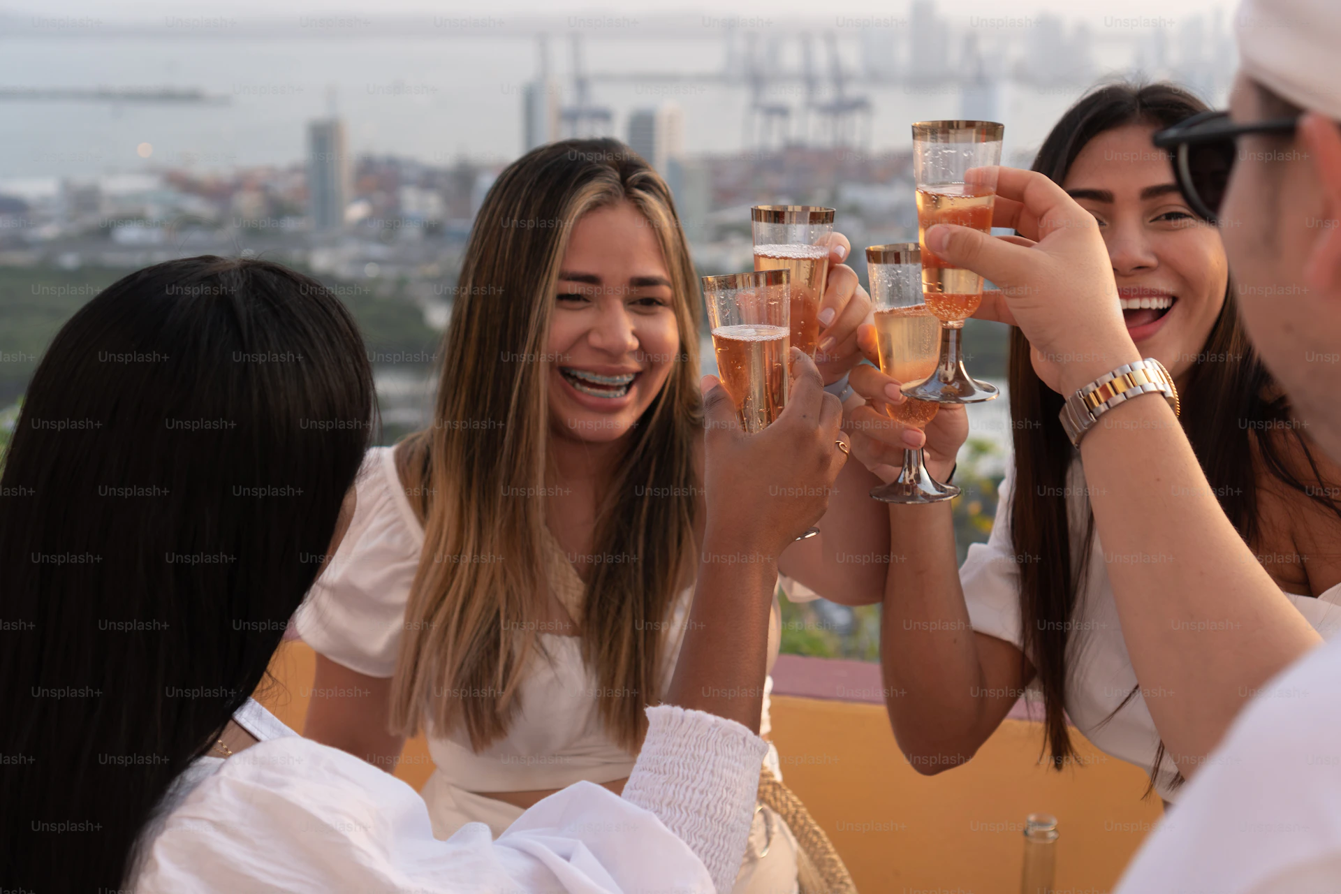 Vrouwen proosten samen buiten