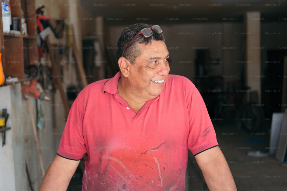 Retrato de carpintero latino en taller.