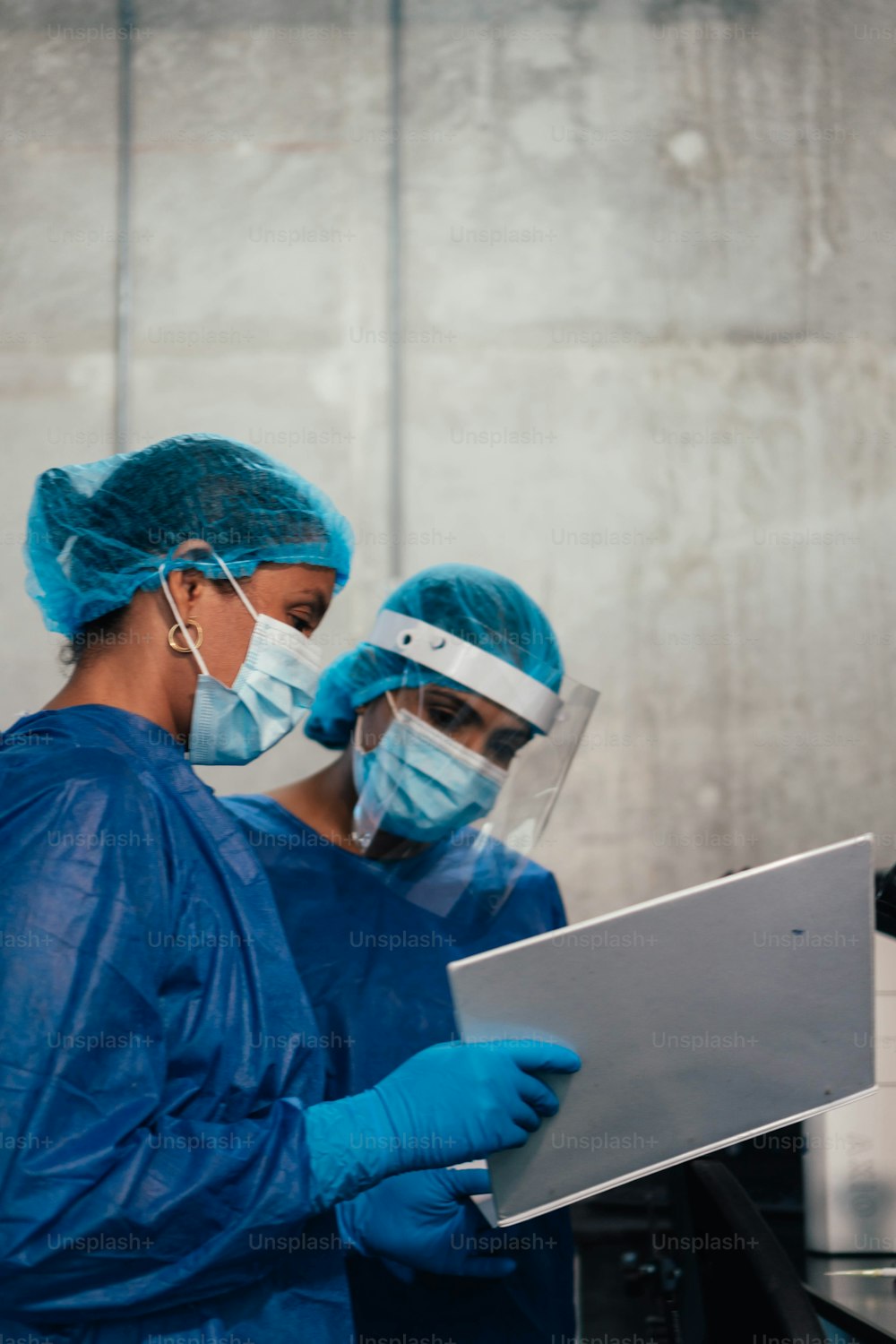 Mujeres trabajando en un laboratorio profesional. Concepto médico