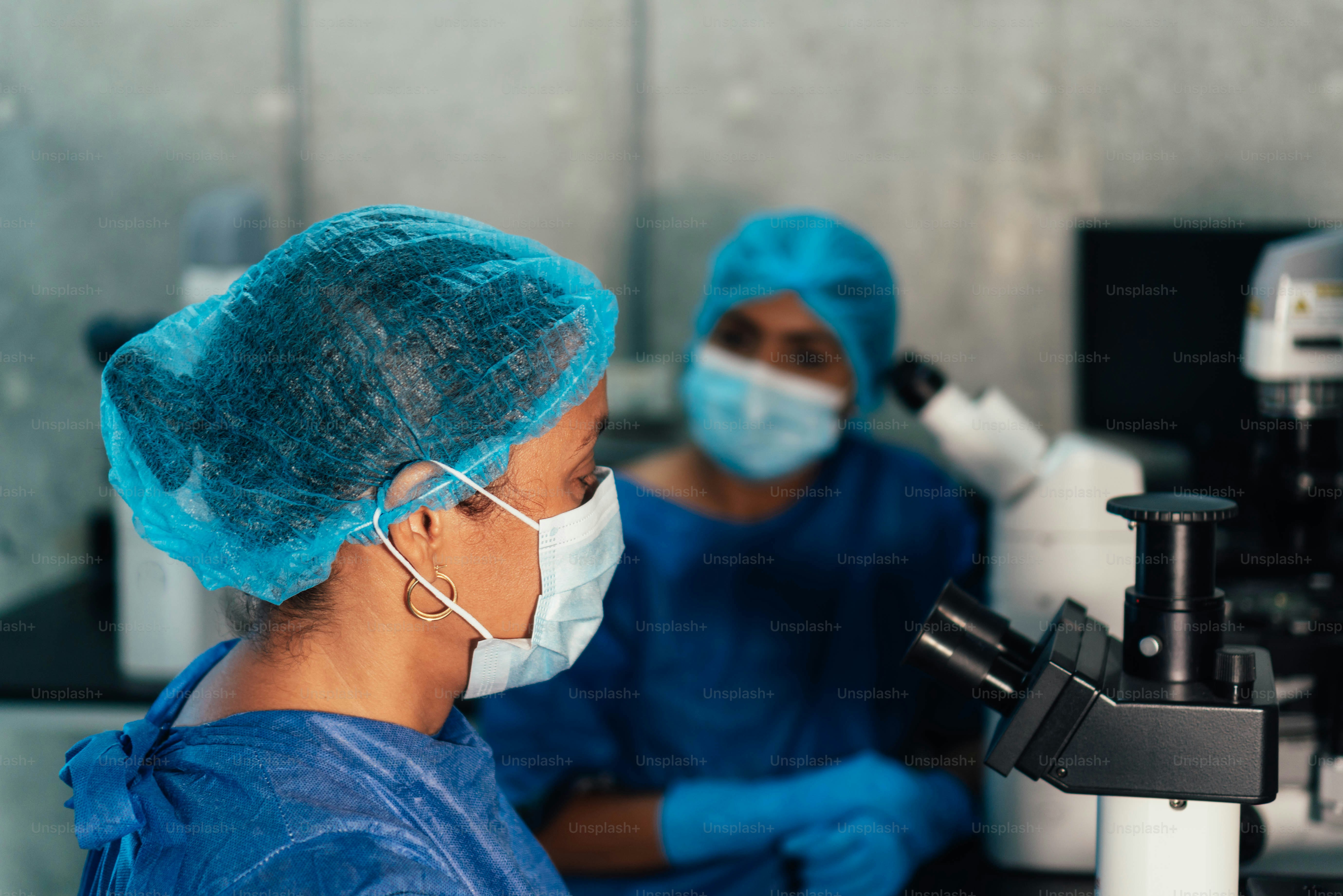 Investigadores de la salud trabajando en el laboratorio de ciencias de la vida