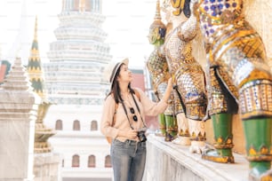 Mulher asiática turista desfrutar de passeios enquanto viaja no templo do buda esmeralda, Wat Phra Kaew, lugar turístico popular em Banguecoque, Tailândia