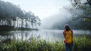 Junge Frauen reisen, um wunderschöne Naturwälder, Pang Ung und Kiefernwälder in der Provinz Mae Hong Son, Thailand, zu fotografieren.