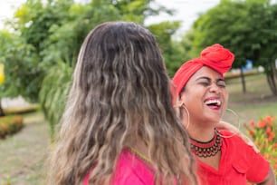 Charlas de novias y diversión en el parque de la ciudad durante el verano.