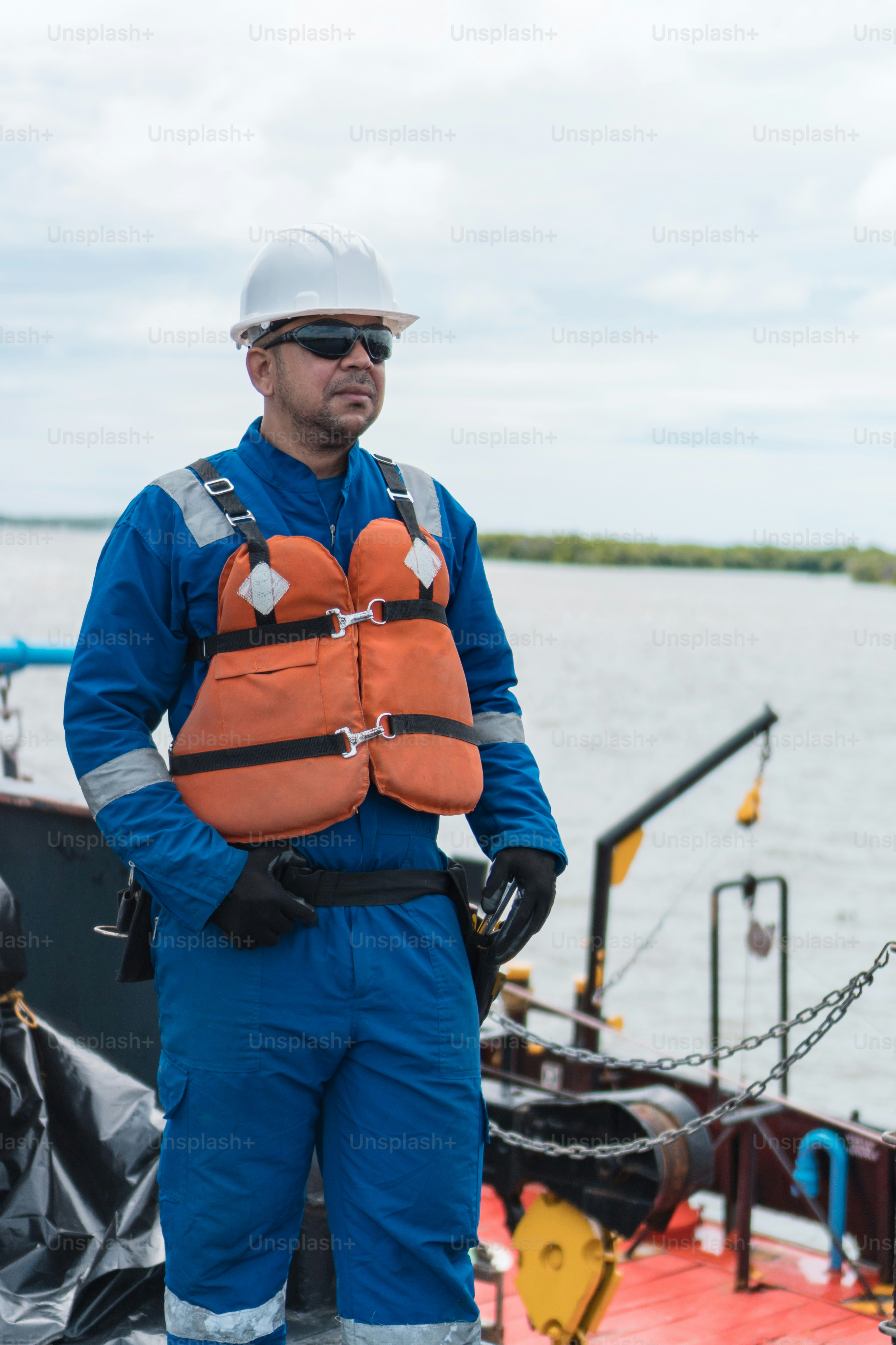 Un oficial o técnico de la marina parado en el mar. Trabajo en el mar