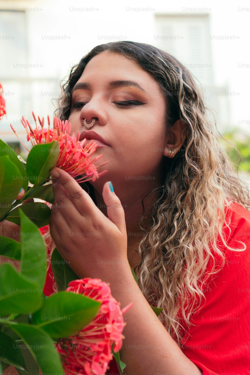 Encantadora joven hispana con pendiente de nariz, retrato en un jardín tropical