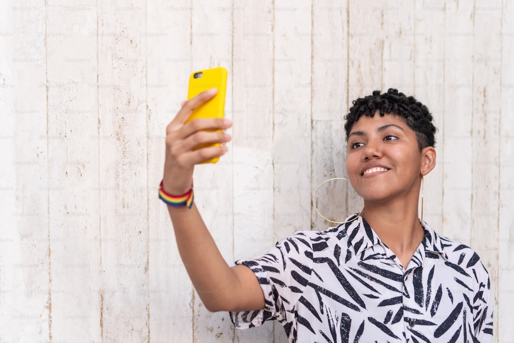 Mulher latina que tira selfie no dia ensolarado