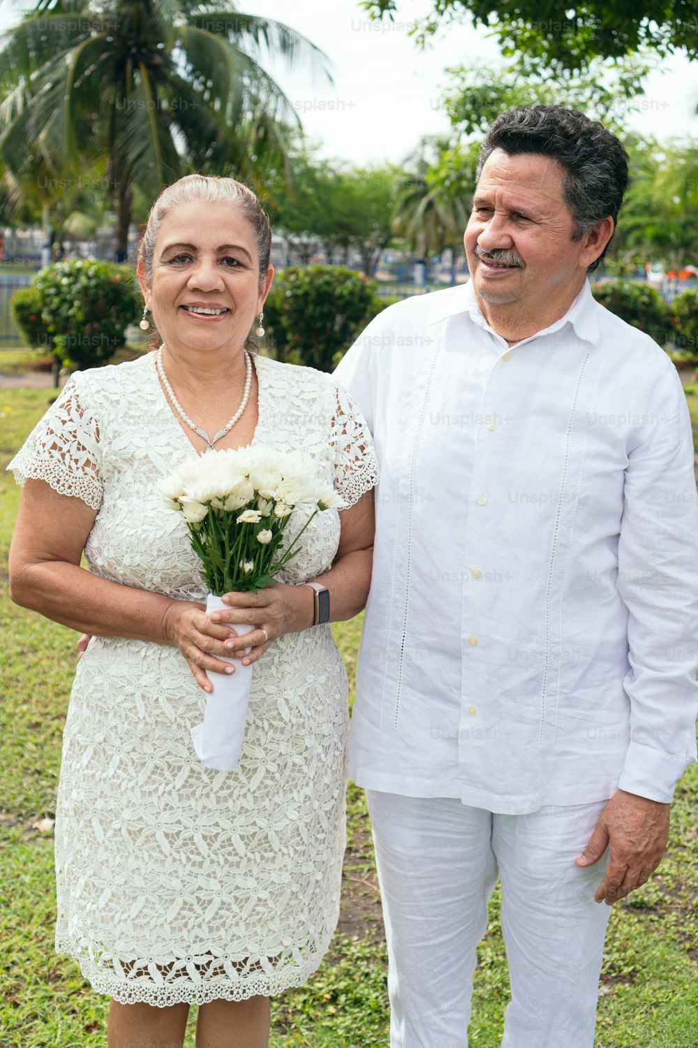 Novia y novio hispanos durante la ceremonia de la boda