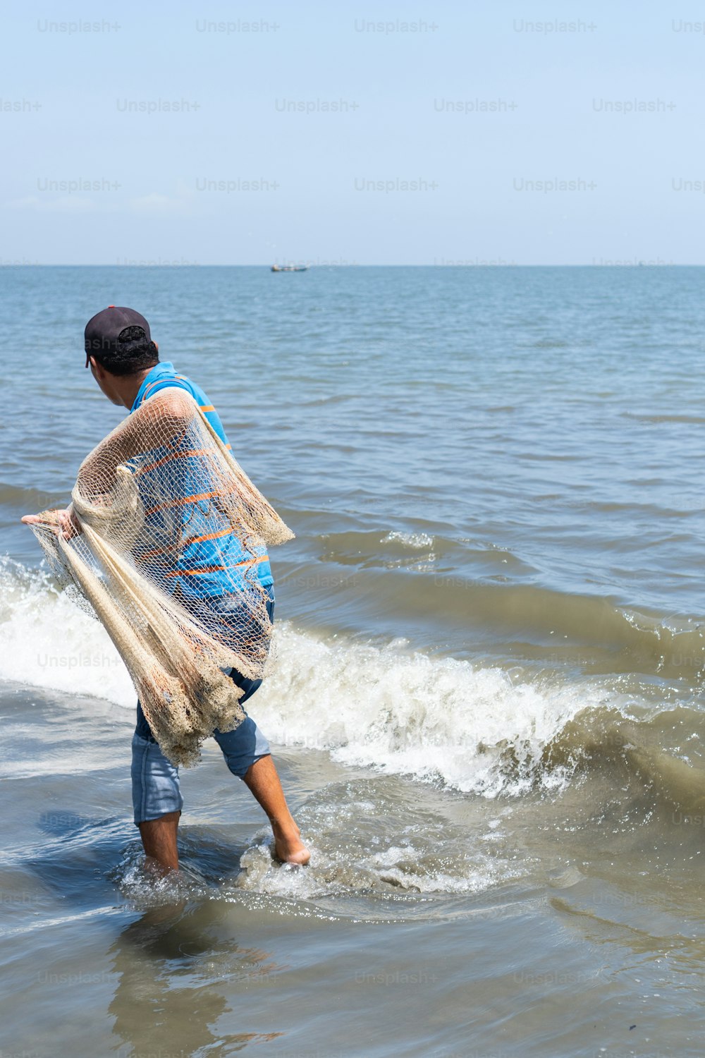 Pescador latino lançando uma rede no mar