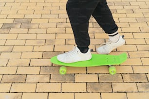 Ein junger Mann auf seinem Skateboard auf der Straße