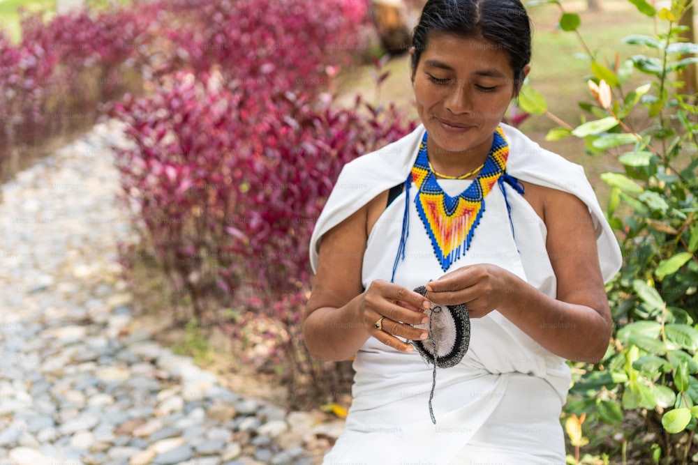 indigene Frau aus der Sierra Nevada de Santa Marta beim traditionellen Weben.
