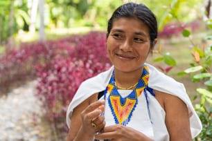 Porträt einer kolumbianischen Frau in traditioneller Kleidung. Schöne Aufnahme einer jungen indigenen Frau aus der Sierra Nevada de Santa Marta