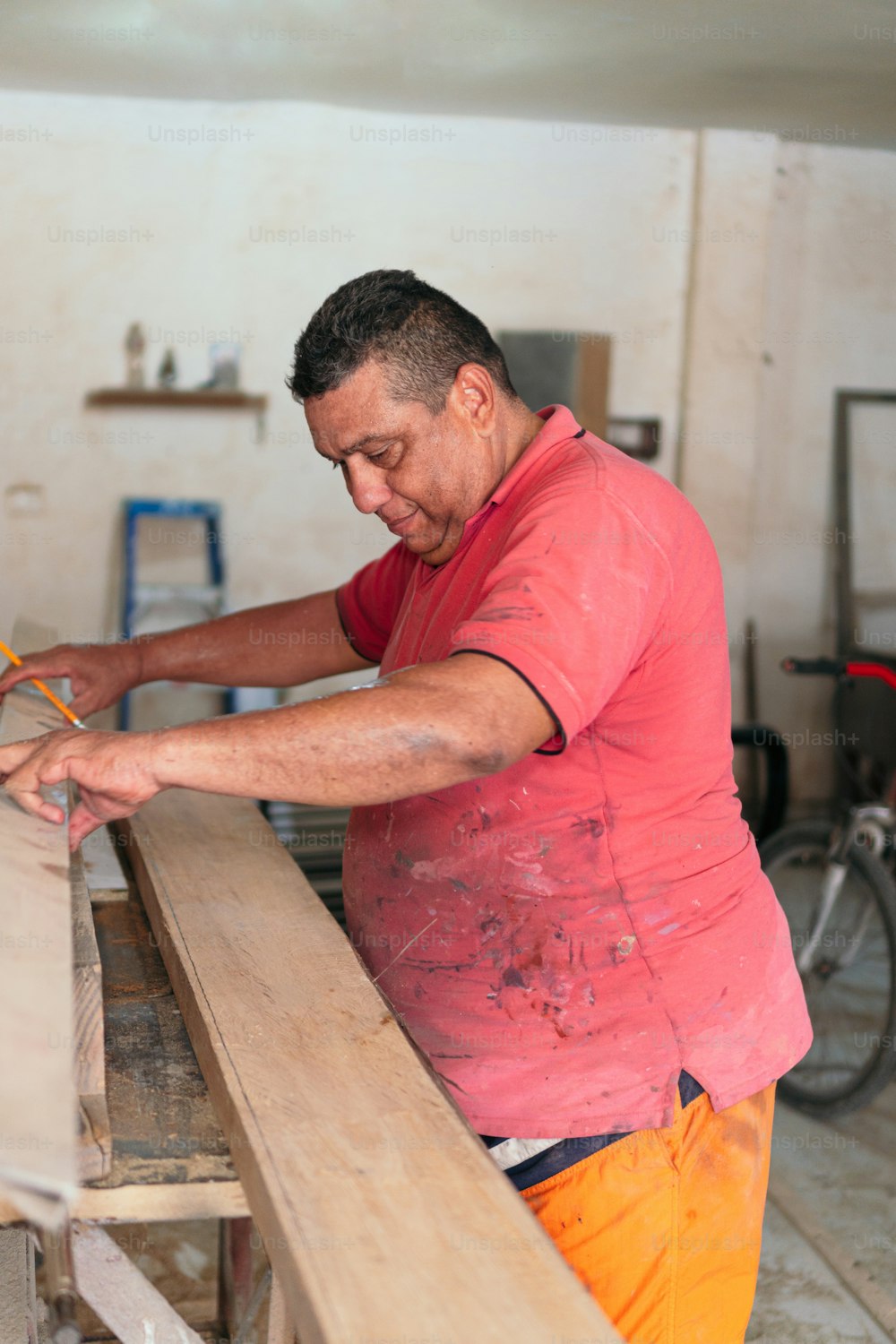 carpinteiro na oficina de madeira cercado por ferramentas