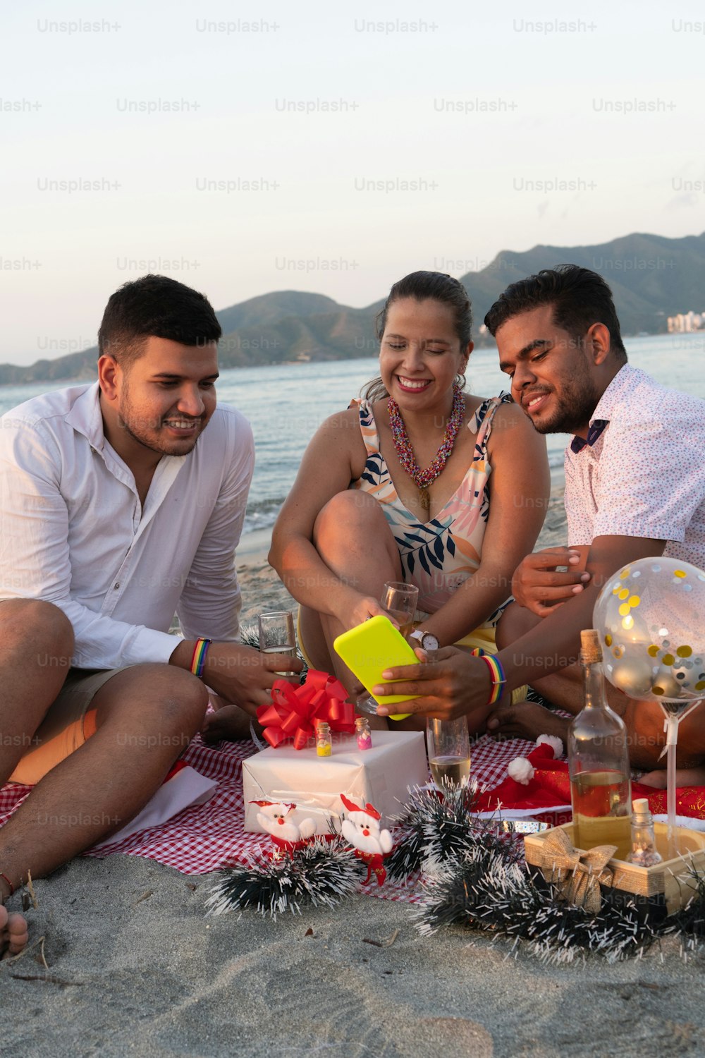 Amigos multiétnicos usando teléfonos inteligentes durante la celebración de la víspera de Año Nuevo
