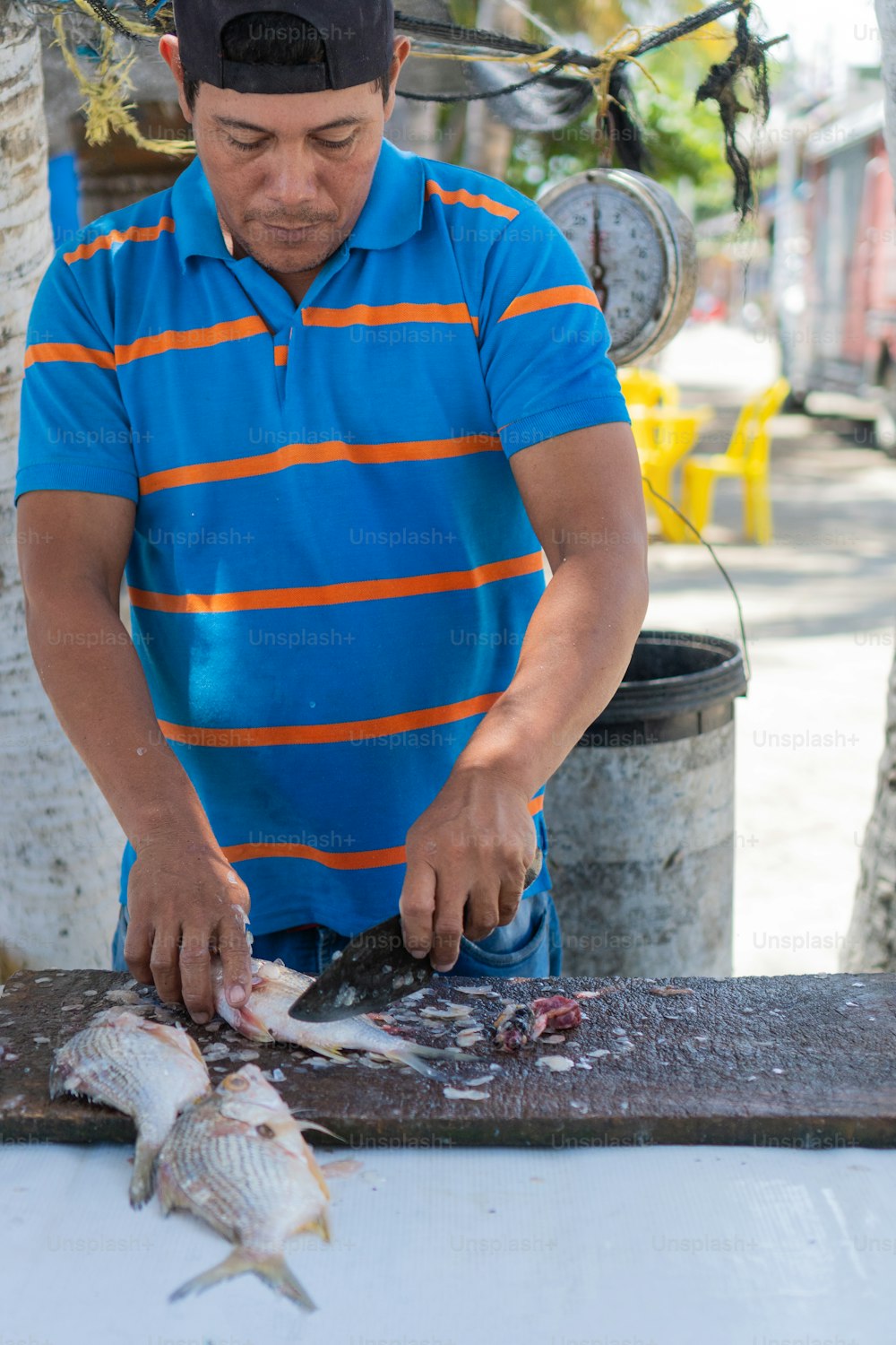 현지 시장에서 물고기를 파는 라틴 어부