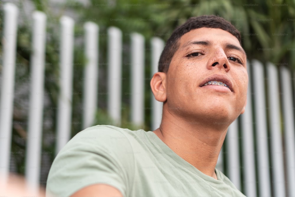 Lateinamerikanischer Mann mit Sommersprossen Porträt im Sommer