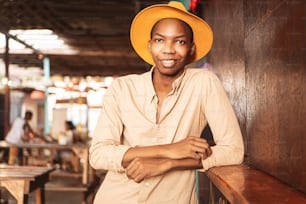 Retrato do homem africano negro com chapéu olhando para a câmera.