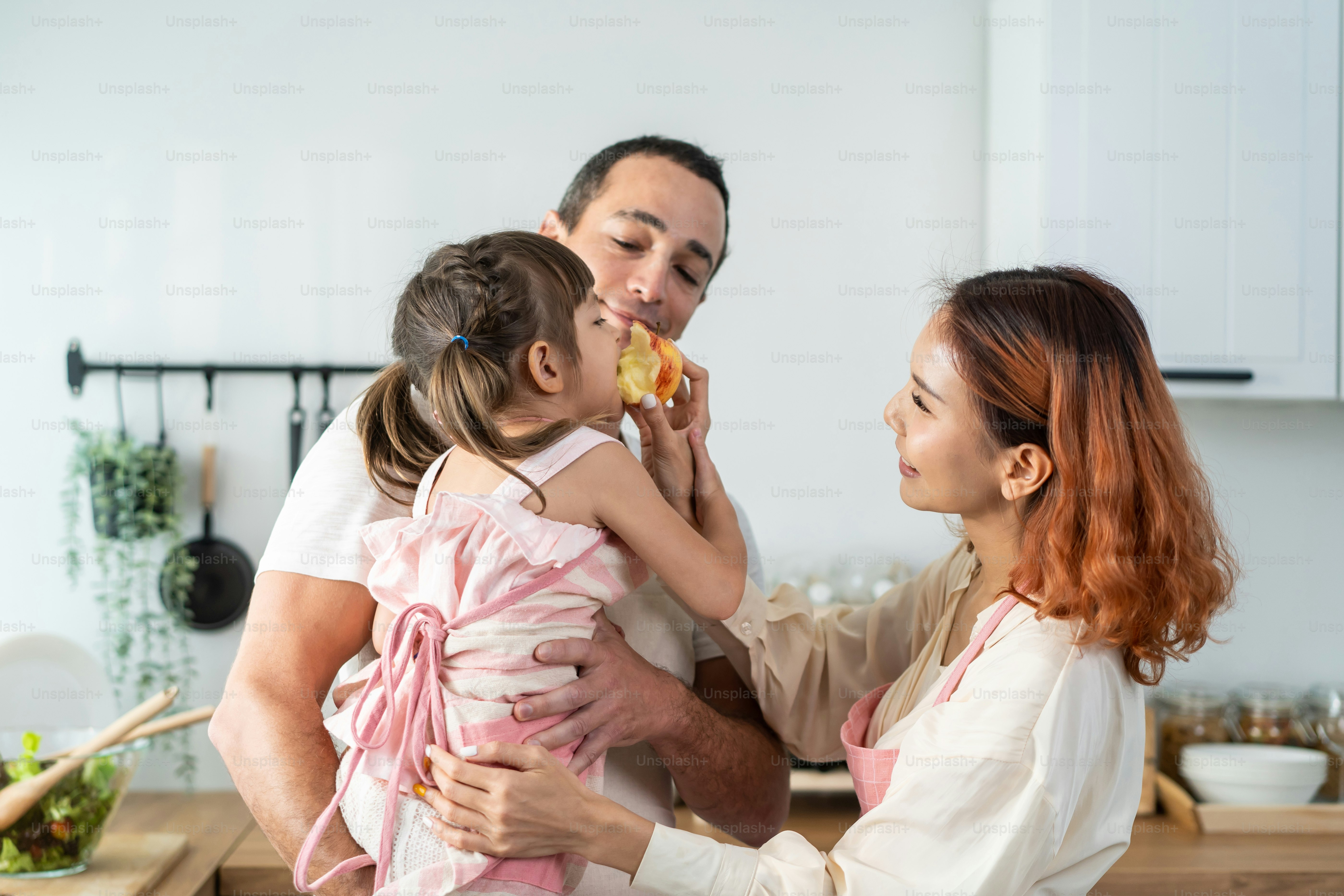 Stunningly delicious street food, magnificent banquets, quiet family dinners: each is beautiful in it's own right. Unsplash captures that beauty, and lets you choose from a curated selection of the finest food images on the web (and always free).