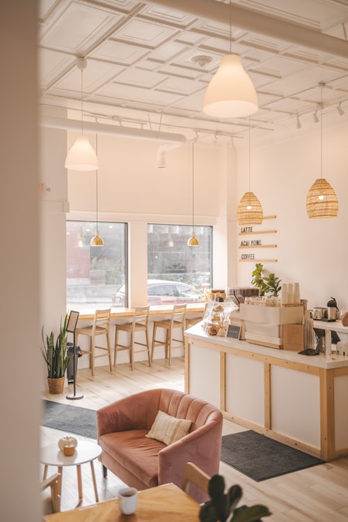 Interior kedai kopi yang hangat dengan pencahayaan lembut