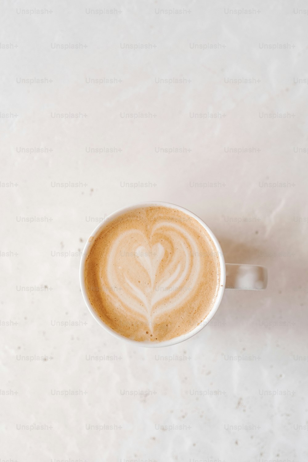 um cappuccino com um coração desenhado