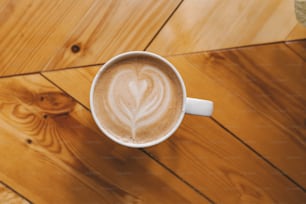 uma xícara de café em uma mesa de madeira