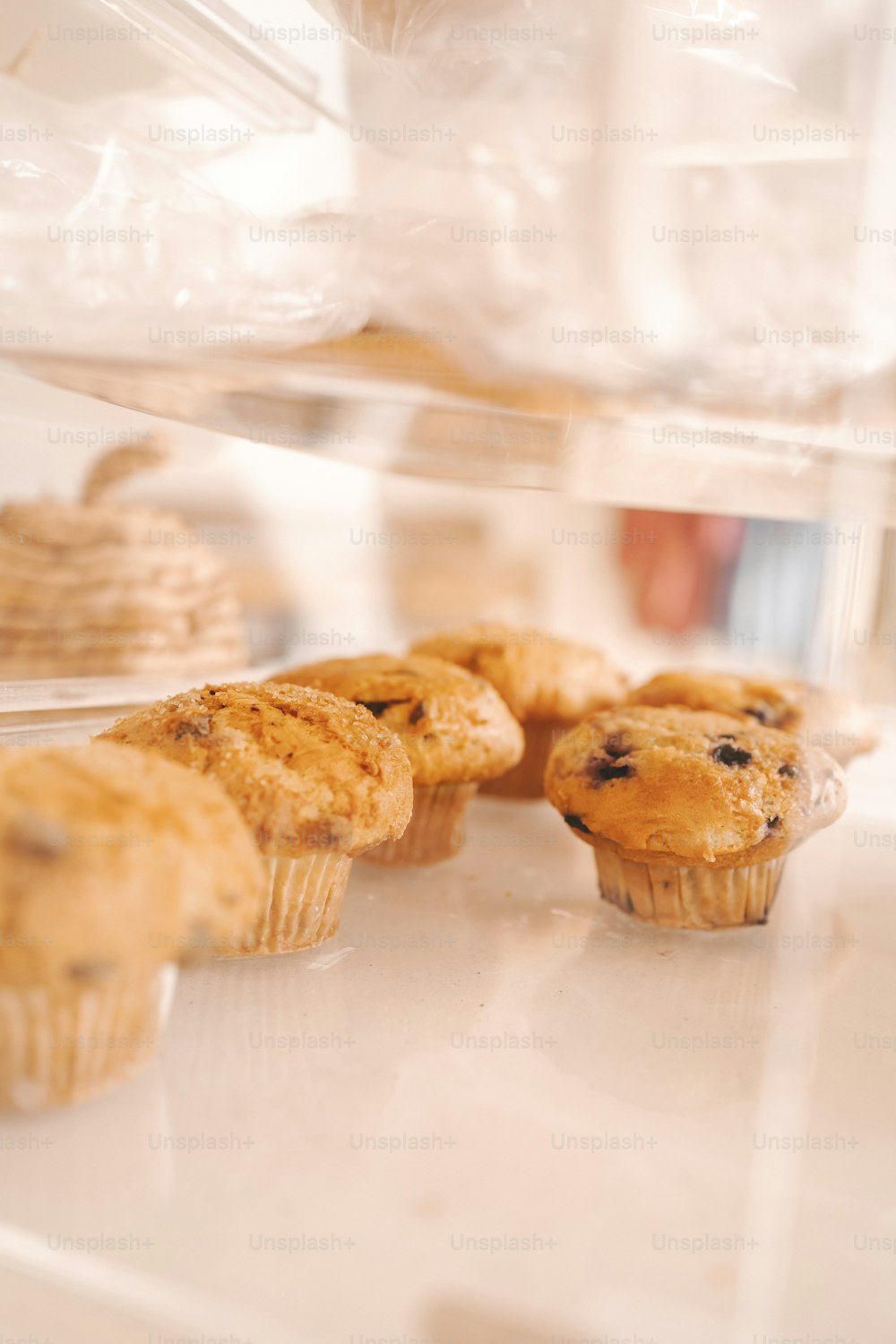 un mucchio di muffin che sono su un bancone