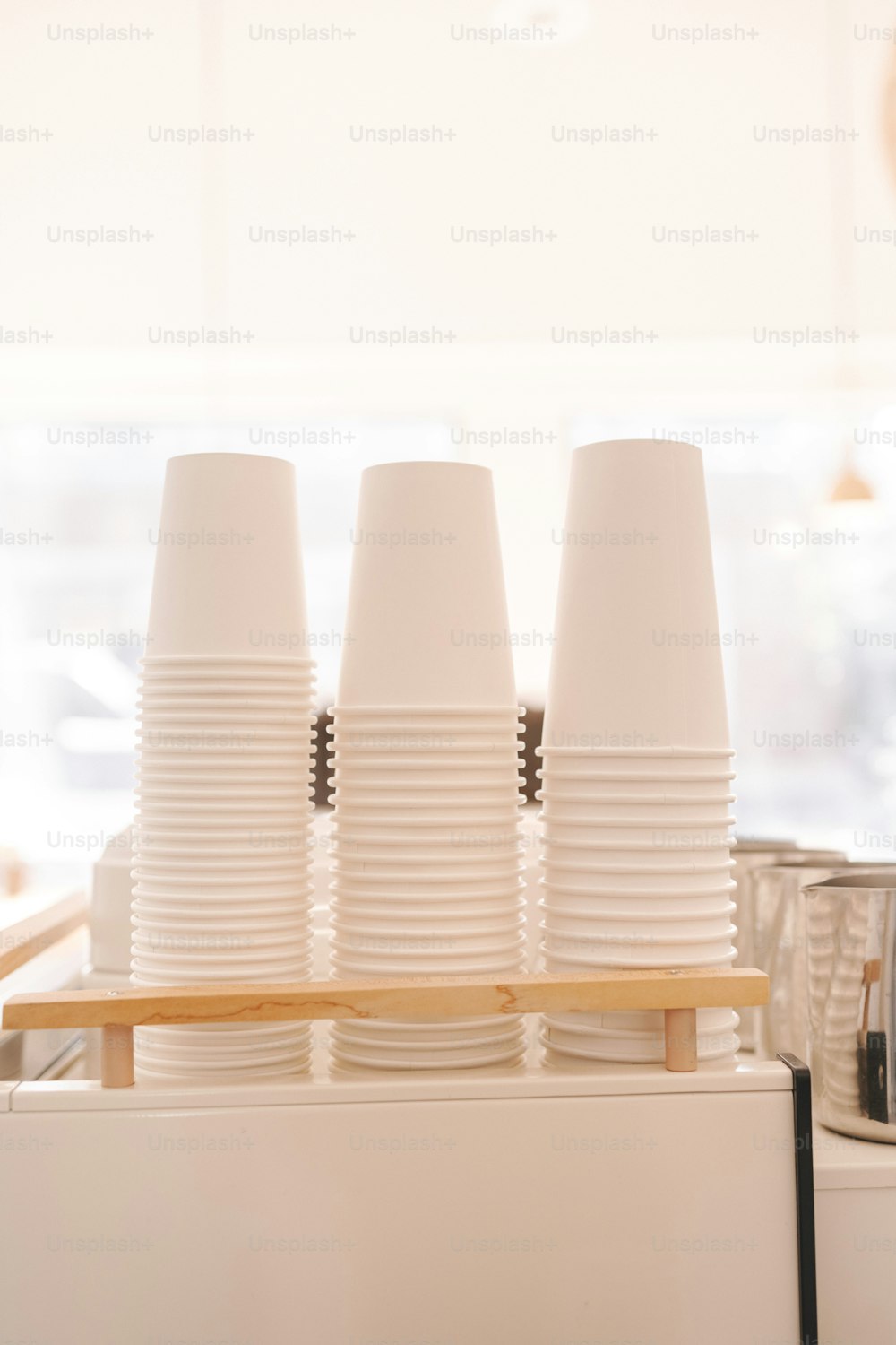 un gruppo di tazze bianche sedute in cima a un bancone