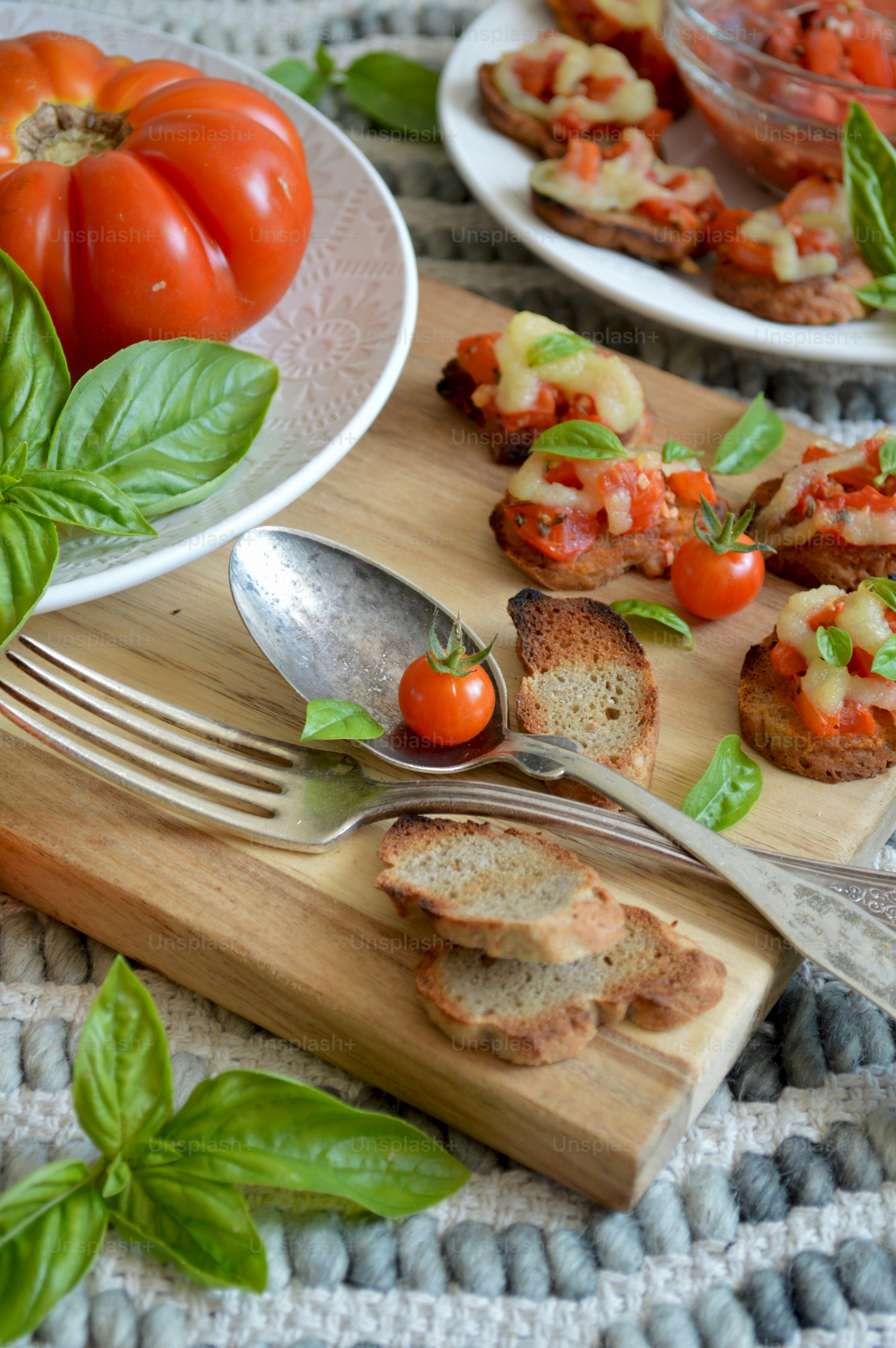 빵 조각을 얹은 나무 도마