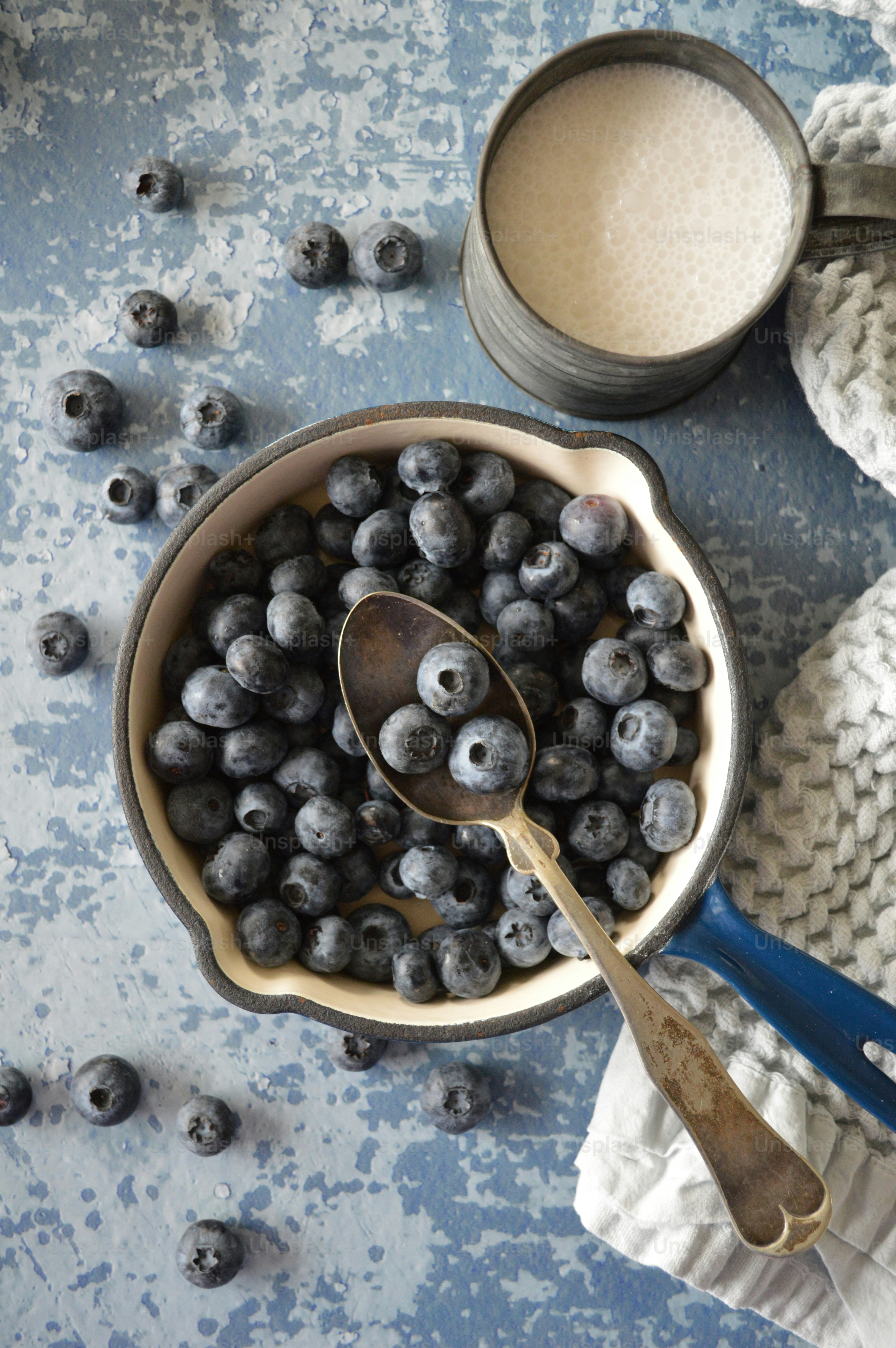 요구르트 한 컵 옆에 블루베리 한 그릇