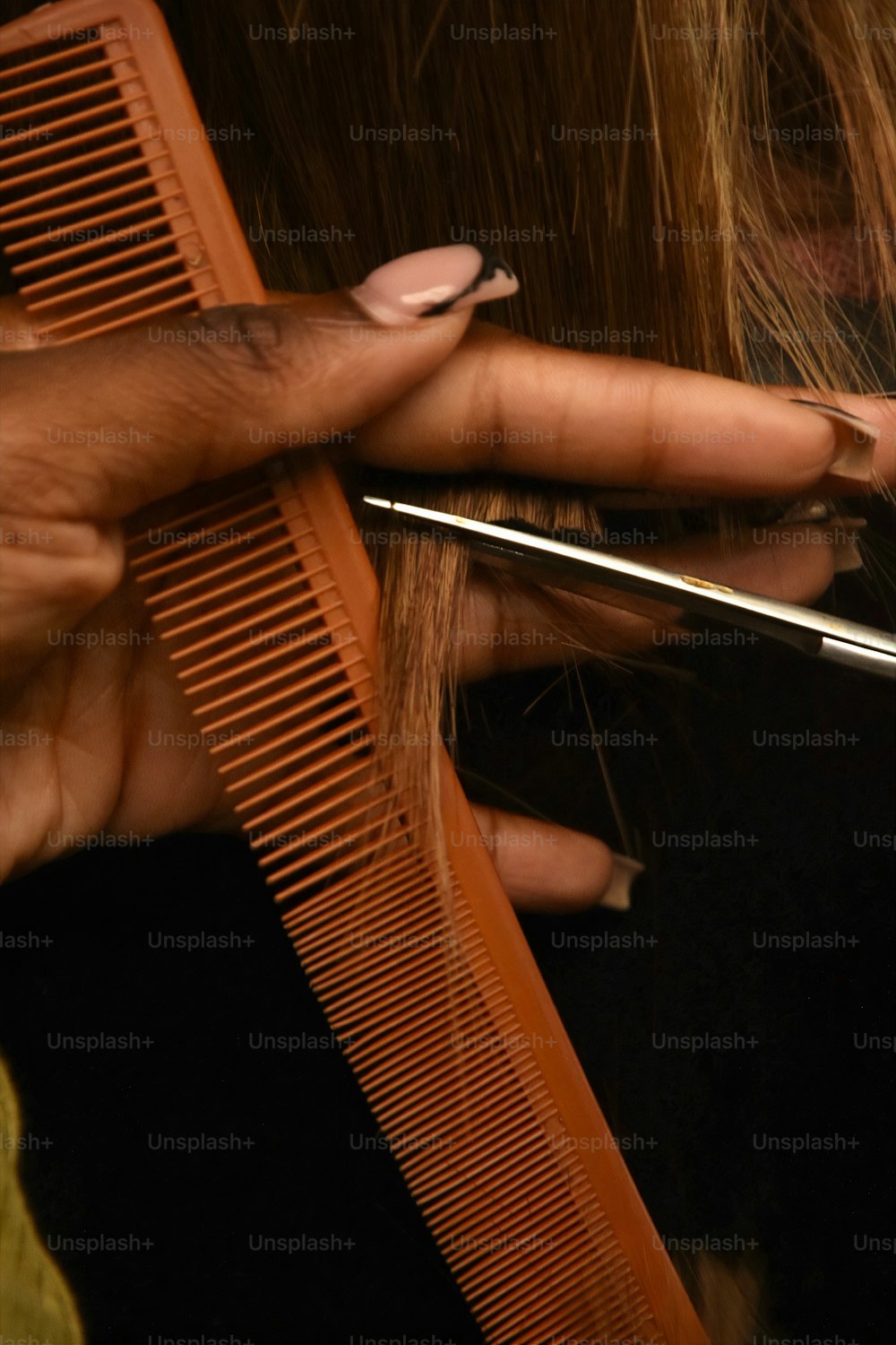 Eine Frau, die sich mit einer Schere die Haare schneidet