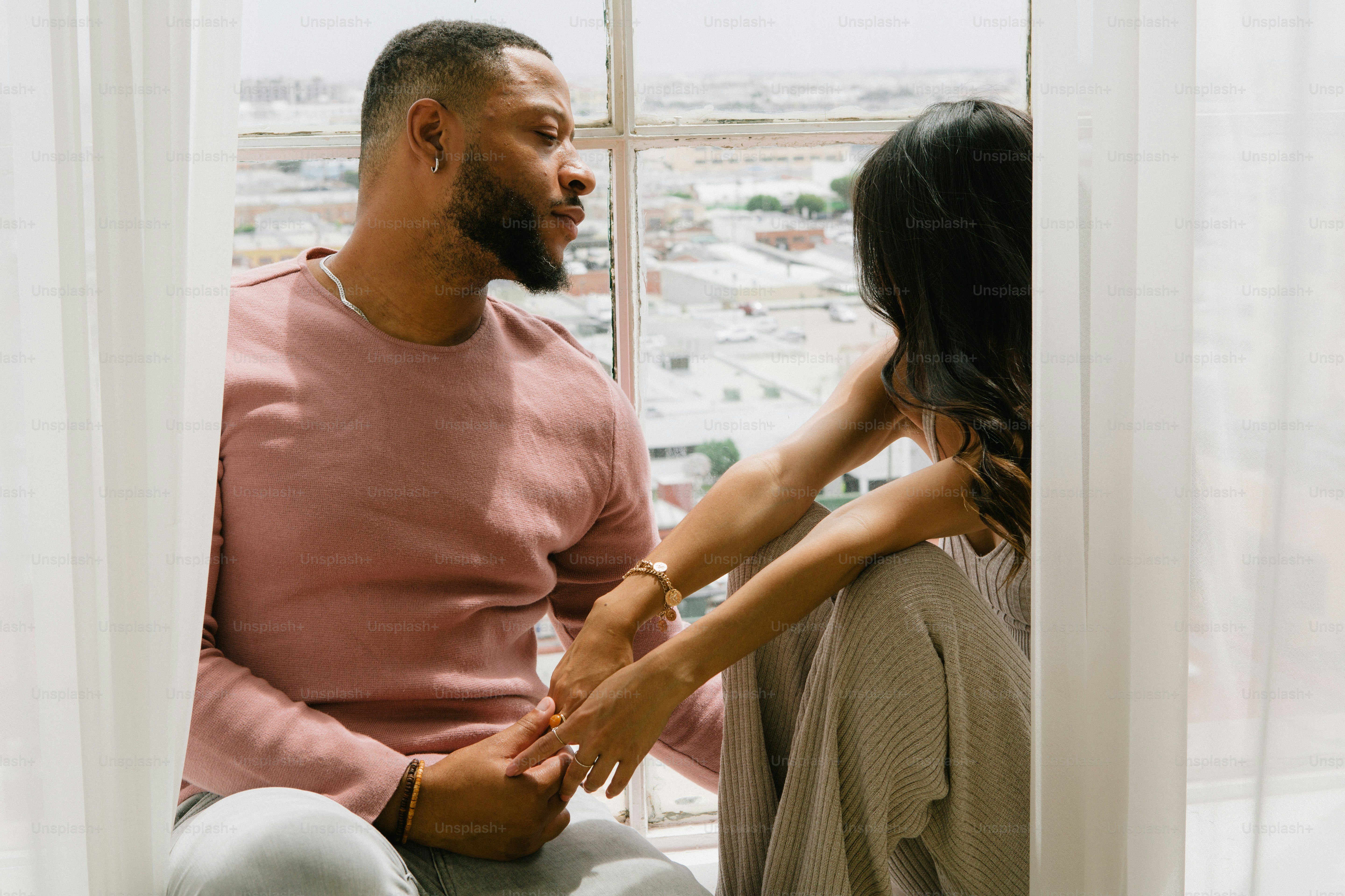 窓枠に座っている男女