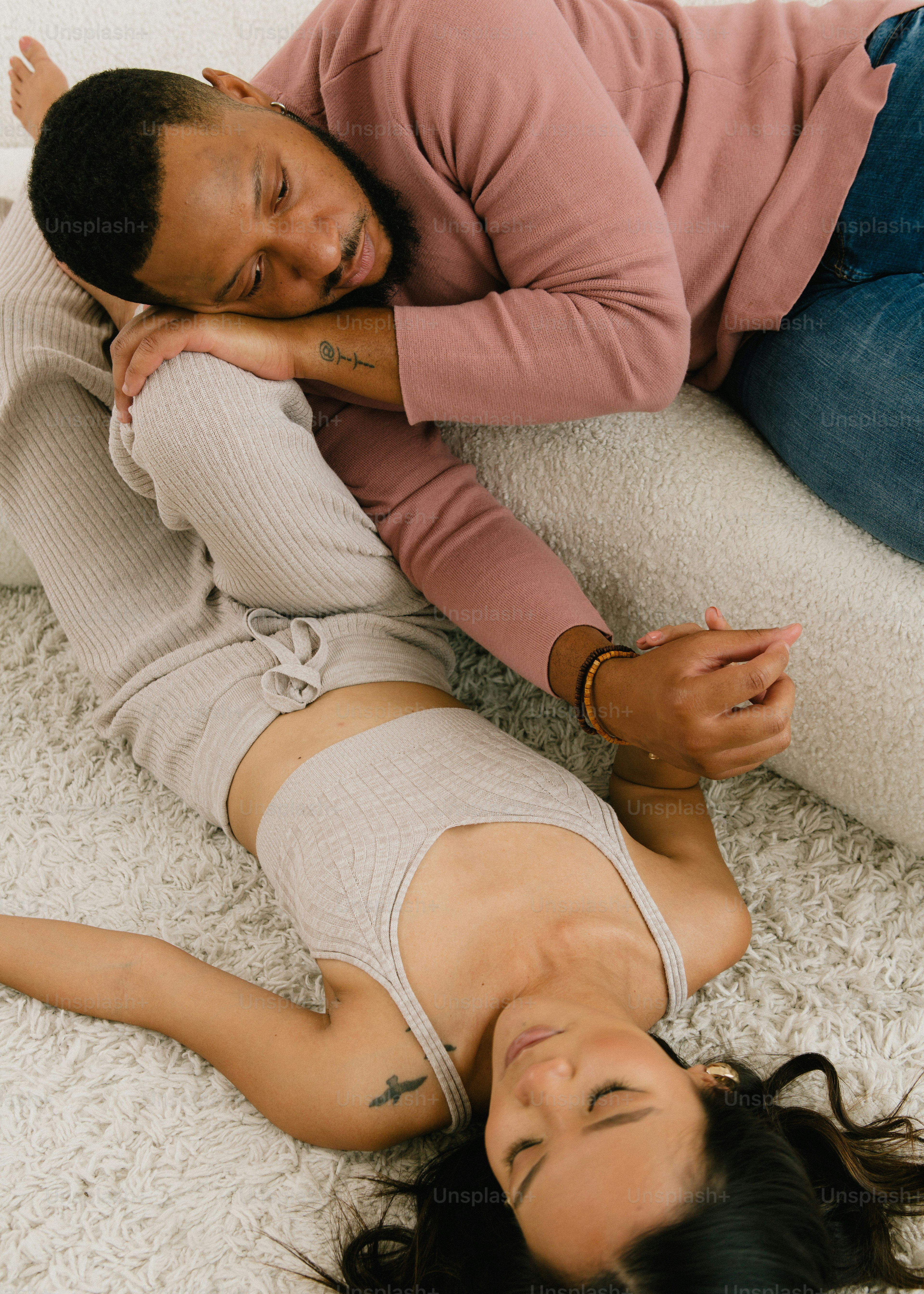 床に横たわる男女