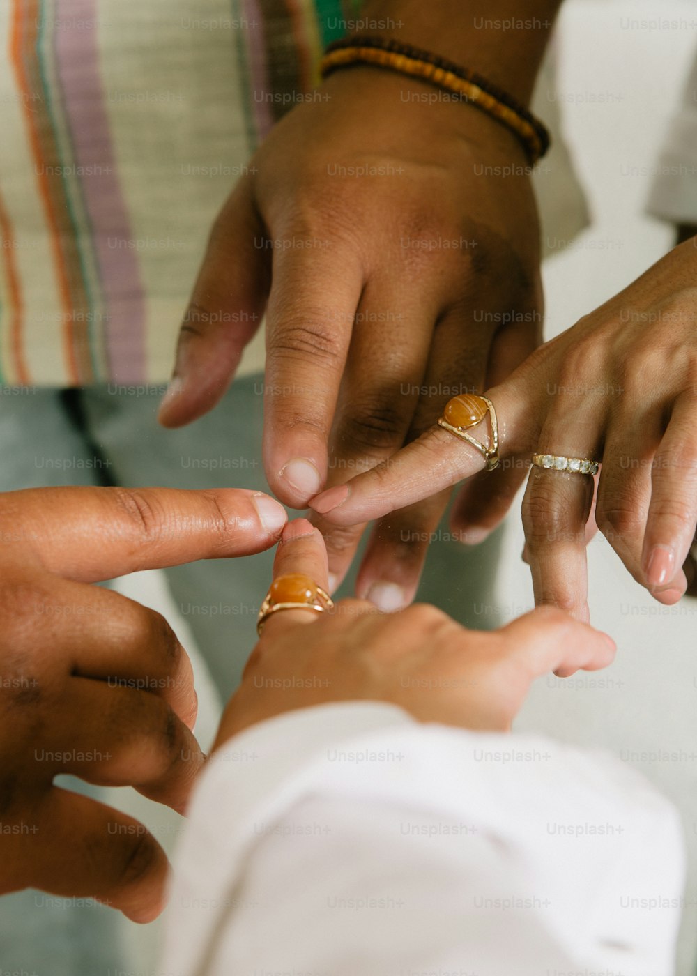 Un grupo de personas poniéndose anillos unos a otros