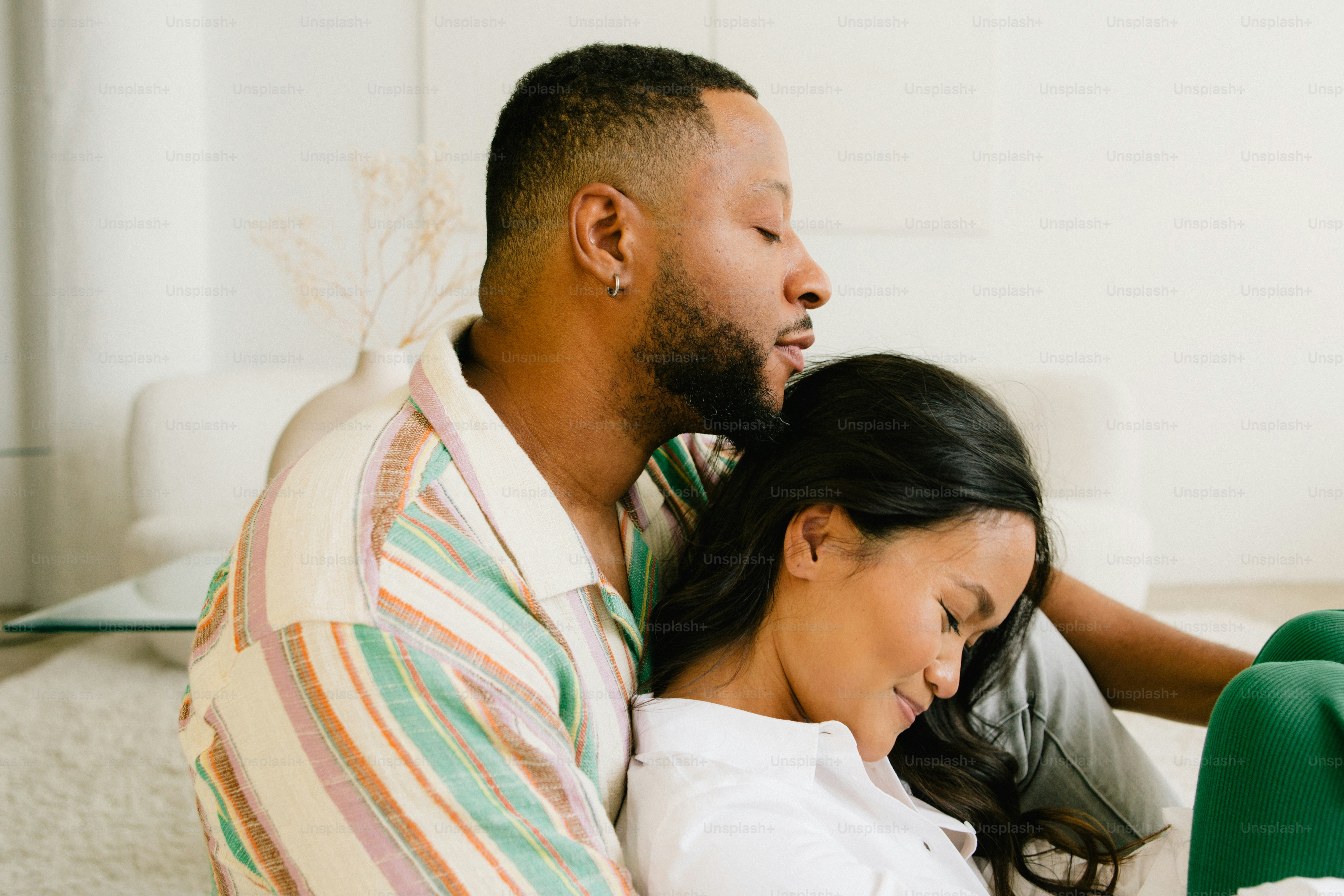 Ein Mann und eine Frau liegen auf einem Bett Foto Bild zum Thema Kuscheln auf Unsplash