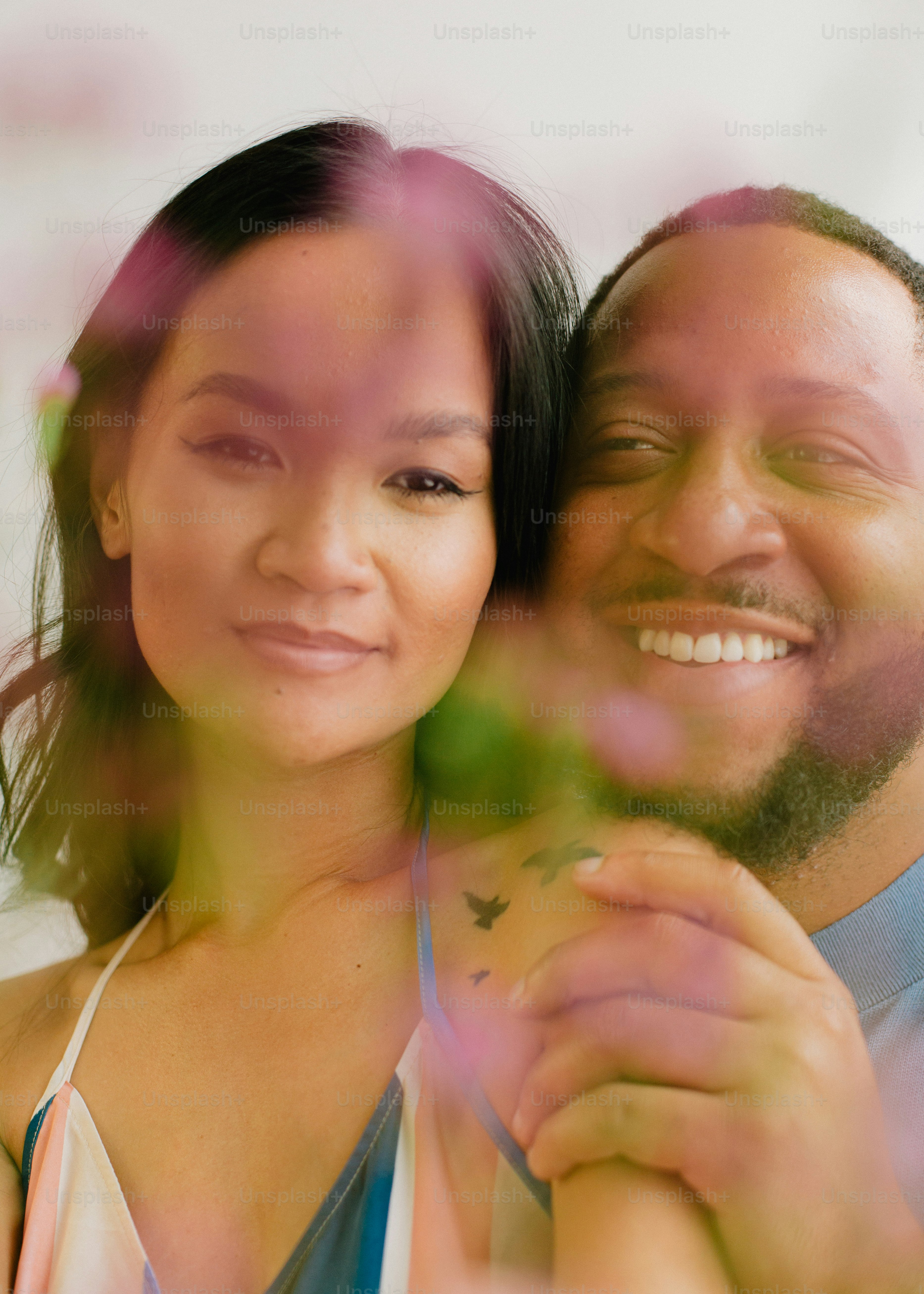 Un hombre y una mujer posan para una foto