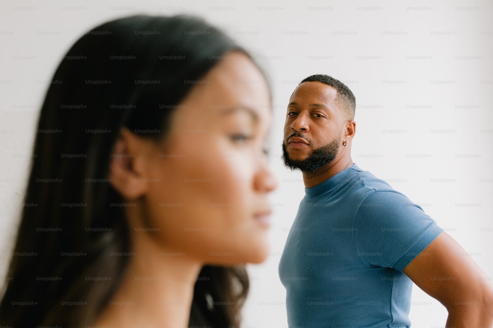 un homme et une femme qui se regardent